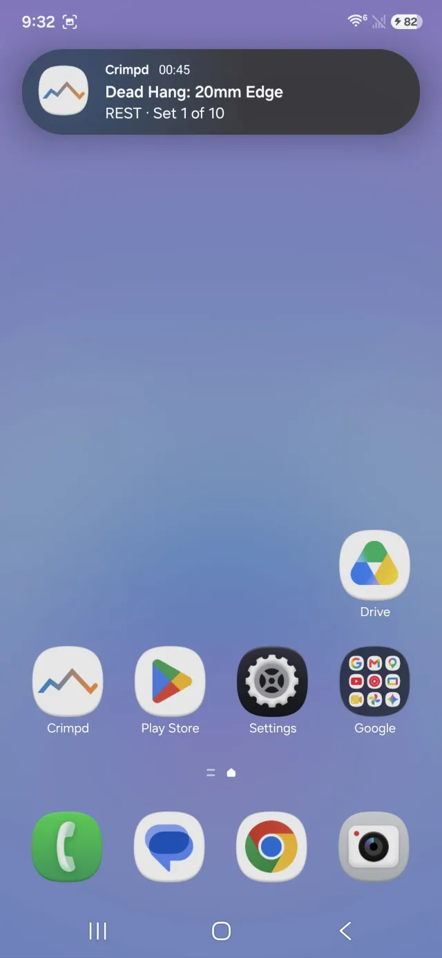 Crimpd background timer notification on a Samsung home screen, showing 45 seconds of rest in set 1 of 10